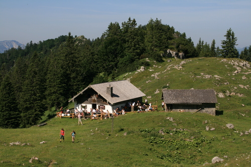 Inzell-Gamsknogel: Rast auf der Kohleralm und sich die Almbrotzeit schmecken lassen