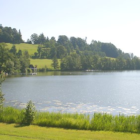 Das klare Wasser lädt zum Baden ein.