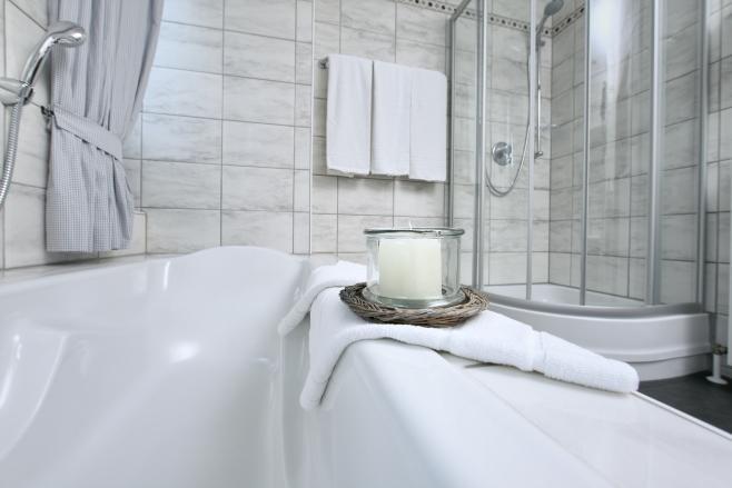 Bad mit Dusche & Wanne
