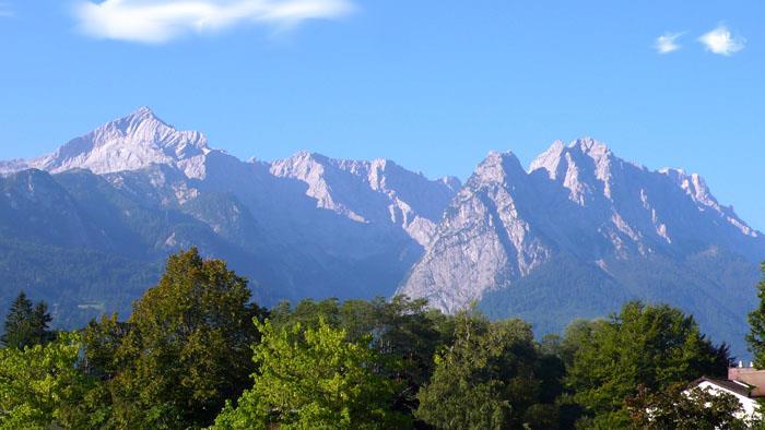 Aussicht auf Alpspitze und Zugspitze