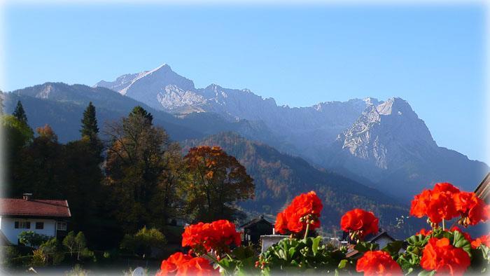 Aussicht vom Haus auf Alpspitze und Waxensteine