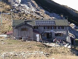 Hüttenansicht mit Solaranlage