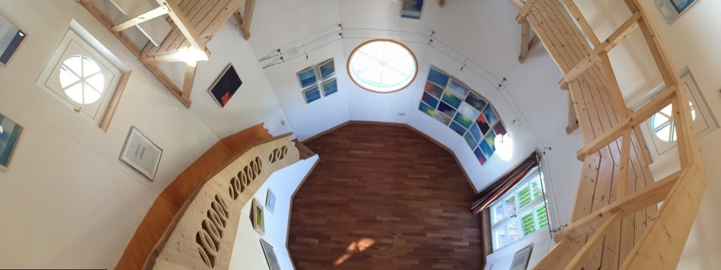 Ausstellung von der Galerie aus gesehen
