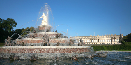 Blick auf das Schloss Herrenchiemsee sowie die Wasserspiele