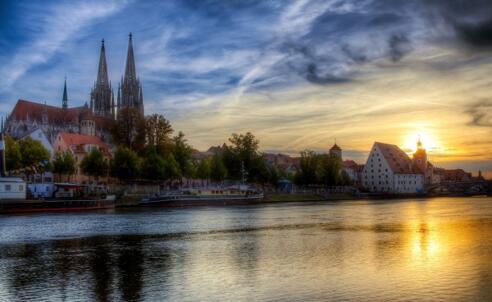 Regensburg Abends mit Donau