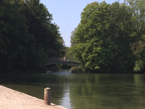 Surferwelle Thalkirchen bei der Brücke