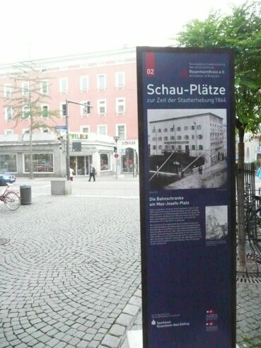 Die Bahnschranke am Max-Josefs-Platz - Info-Stele 2