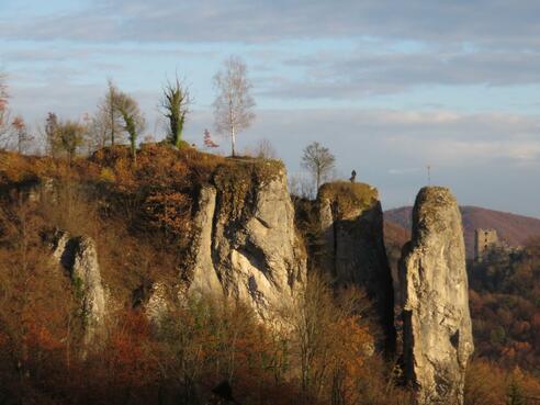 Felsenensemble an der ehemaligen Streitburg, im Hintergrund die Neideck