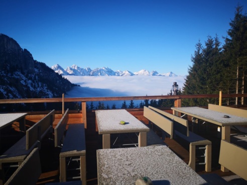 Terrasse mit Blick auf Schloss, Seen und Berge