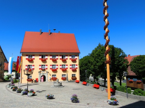 Rathaus Weiler mit Kirchplatz