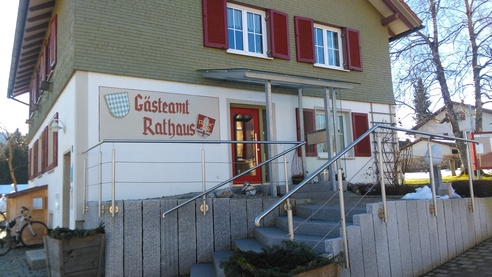 Gästeamt und Rathaus Maierhöfen