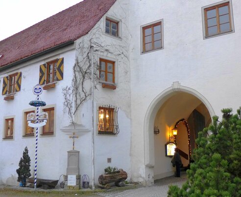 Burggaststätte und Zugangstor Mindelburg