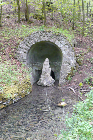 Quelle mit Grotte