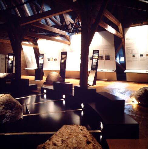 Rieskrater-Museum mit geologischem Lehrgarten