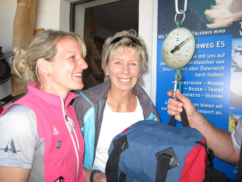 Rucksackwiegen am OASE Büro (Idealgewicht ca. 8 kg)