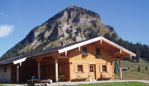 Reithütte mit Holzeck im Hintergrund