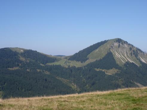 li. Loibersbacher Höhe und re. der Faistenauer Schafberg