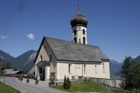 Blick auf die Pfarrkirche Heiliger Josef, mit Friedhof
