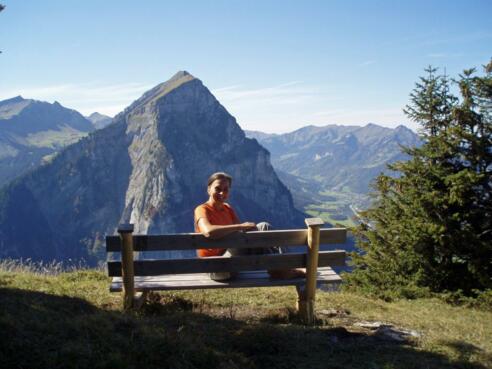 Liggstein im Hintergrund die Kanisfluh