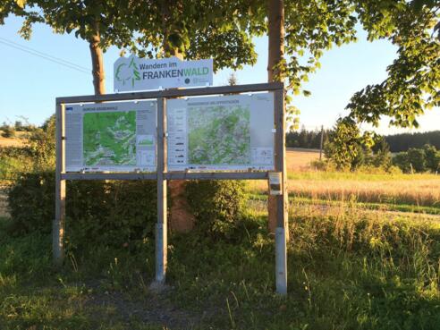 Ausgangspunkttafel am Wanderparkplatz in Lippertsgrün