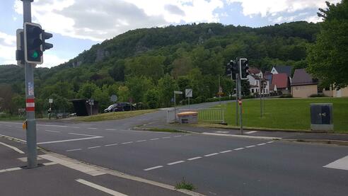 Fußgänger-Kreuzung und Bushaltestelle B 470 in Streitberg