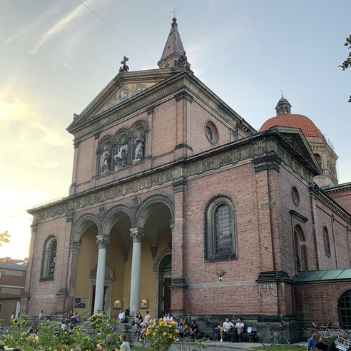 Kirche St. Ursula bei Sonnenuntergang