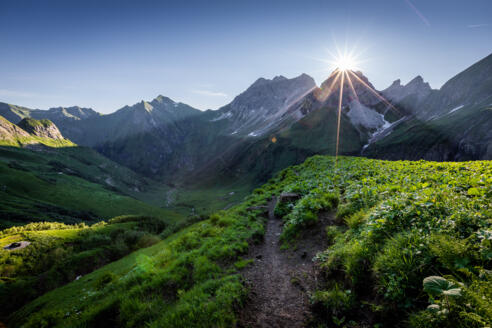 Kurz unterhalb des Älpelesattels erscheint die Sonne über dem Kleinen Wilden.