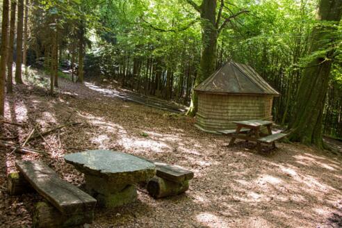 Sitzgelegenheiten-bei-Holzkapelle