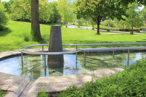 Wassertretbecken an der Kneippanlage im Ostpark