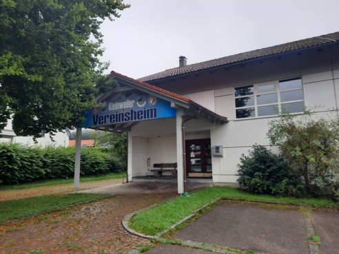 Parkplatz vor der Dorfhalle Kleinweiler