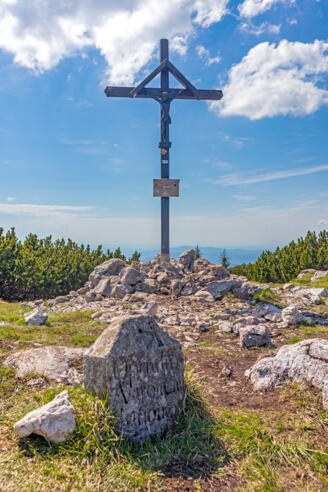 Gipfelkreuz und historischer Vermessungsstein am Hochleckenkogel
