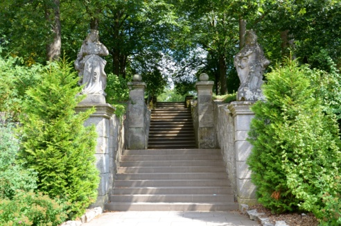 Treppe mit Pippin und Hadeloga