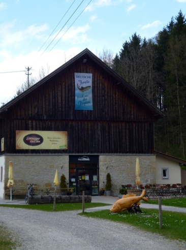 Das Fischerhaus Steingaden mit Schönegger Käse-Alm im Süden von Steingaden.