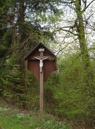 Wegkreuz an der Straße über den Rauhbühl.