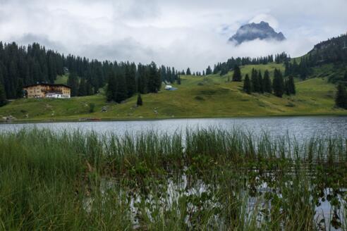 Körbersee mit Blick auf Berghotel Körbersee