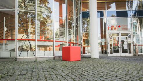 HM Campus an der Lothstraße mit rotem Würfel