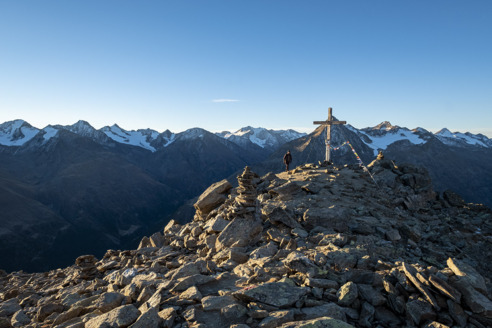 Großartige Gletscherschau am Gipfel des Wilden Mannle: im Hintergrund der Gurgler Hauptkamm mit der Hochwilde in Bildmitte.