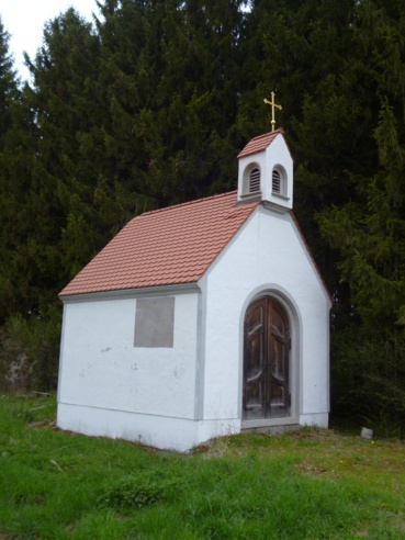 Eine kleine Kapelle am Weg durch die Felder und Wälder südöstlich von Altenstadt.