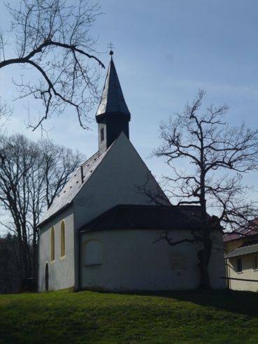 Die leicht erhöht auf einem Hügel stehende Kapelle in Hohenberg.