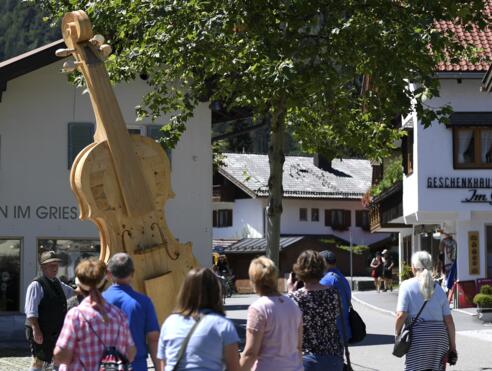 Große Holzgeige im historischen Ortsteil Gries in Mittenwald