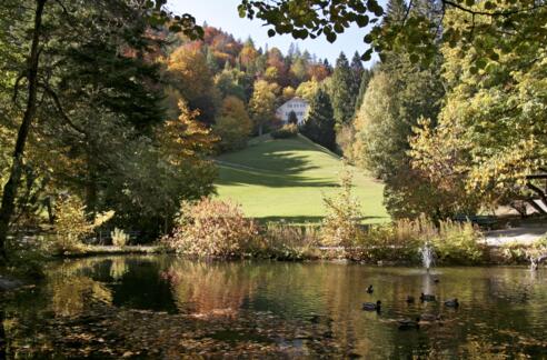 Krausegarten mit Blick auf die Krause-Villa in Mittenwald