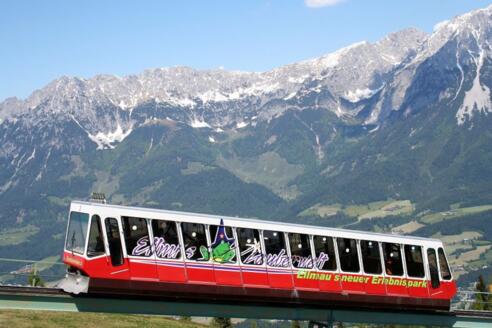 Mit der Ellmauer Standseilbahn geht es hinauf auf den Hartkaiser.