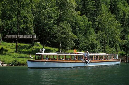 Elektroboot vor Anlegestelle Kessel