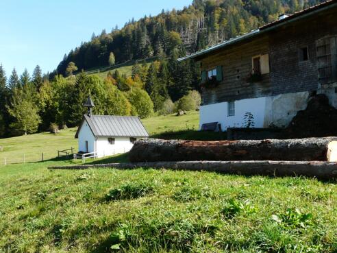 Die Mittlere Simatsgund-Alpe mit der Kapelle St. Rochus.