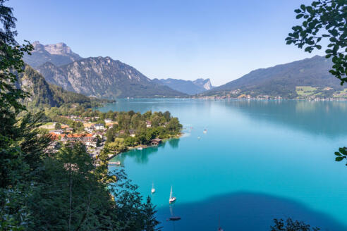 Aussichtspunkt Nikolostein: Blick zurück nach Weißenbach, auf den Attersee, den Schafberg und die Drachenwand.