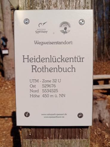 Standortschild Wegweiser Heidenlückentür
