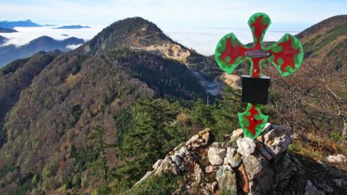 Gipfel der Lust, im Hintergrund die Grube des Kalksteinabbaus