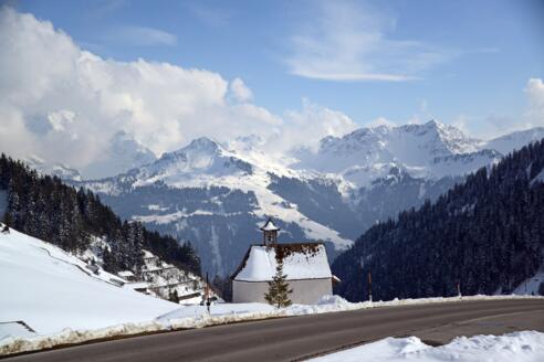St. Anna Kapelle in Faschina mit Blick ins Große Walsertal
