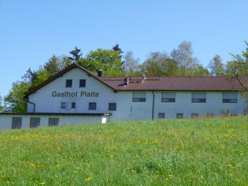 Gasthof Platte mit Wiese im Vordergrund