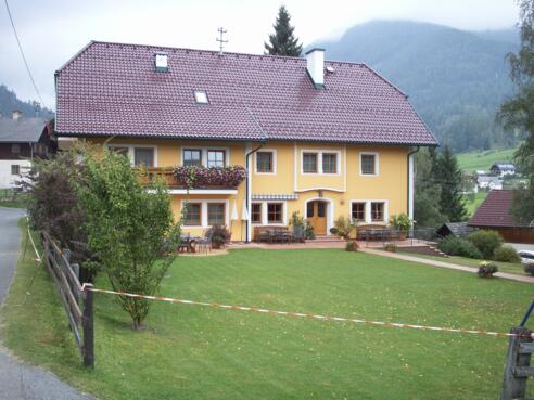 Gästehaus Macheiner mit Wiese im Vordergrund